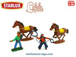 Un lot de Cow boys Starlux et chevaux Cofalu au 1/32e