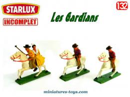 Un lot de gardians et chevaux Starlux au 1/32e incomplets