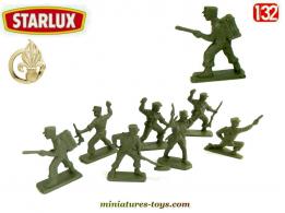 Un lot de 7 petits soldats de légion en plastique brun par Starlux au 1/32e