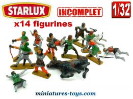 Un lot de 14 petits soldats moyenâgeux Starlux en plastique au 1/32e incomplets