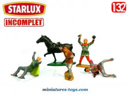 Un lot de 5 petits soldats moyenâgeux Starlux en plastique au 1/32e incomplets