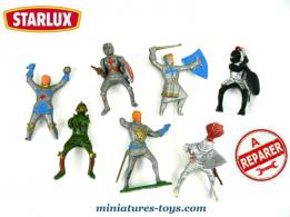 Un lot de 7 petits soldats moyenâgeux Starlux en plastique au 1/32e incomplets
