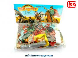 Un ensemble de cow-boys et indiens en figurines plastique au 1/32e