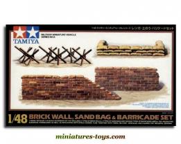 Un ensemble accessoires murs de briques et barricades par Tamiya au 1/48e