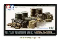 Un ensemble accessoires jerrycans bidons en miniature par Tamiya au 1/48e