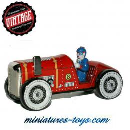 La voiture de course rouge réalisée en métal a la façon d'un jouet ancien