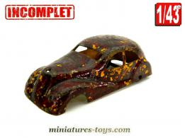 La voiture miniature en tôle de marque inconnue incomplète au 1/43e
