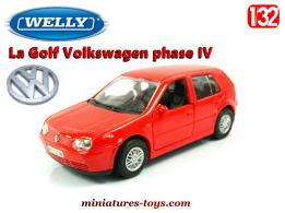 La Golf 4 de Volkswagen rouge en voiture miniature par Welly au 1/32e