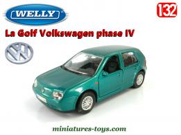 La Golf 4 de Volkswagen verte en voiture miniature par Welly au 1/32e