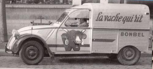 La 2cv Citroën AZU de 1955 La vache qui rit en miniature par Norev