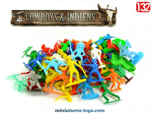 Lot De 122 Figurines Plastique Cow-boys Et Indiens Avec Accessoires – Années 60, France