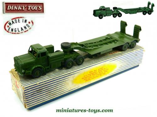 Le porte char miniature de Dinky Toys England avec un char Centurion au 1/55e