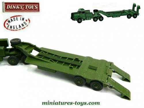 Le porte char miniature de Dinky Toys England avec un char Centurion au