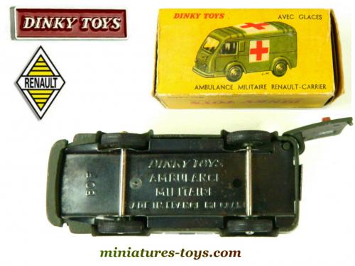 La porte arrière ouvrante de l'ambulance militaire Renault Goélette