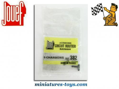 Un sachet de cinq charbons moteurs de voitures pour circuit routiers