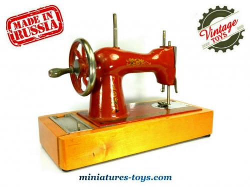 Machine à Coudre KIKOU, Un Jouet Ancien Pour Poupée. Une Petite Merveille De Nostalgie Pour Les Collectionneurs De Poupées Et De Jouets Anciens. À Voir Sur Photos, L'état Est Celui D'un Objet Ayant Vécu.