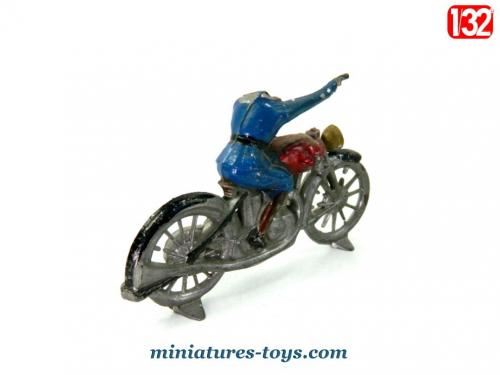La moto miniature en métal de Police avec motard incomplète au 1