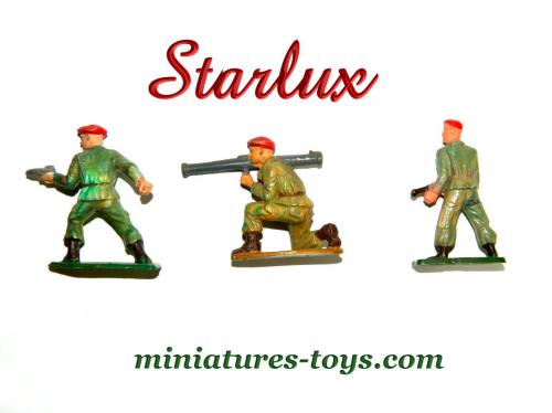 La figurine du parachutiste français bras levés Starlux au 1/32e
