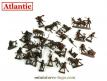 Un lot de 30 figurines de trappeurs et chercheurs d'or Atlantic en miniature au 1/76e