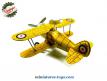 Un avion biplan du type Curtiss jaune du style jouet ancien en métal