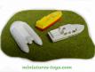 Un ensemble de trois bateaux miniatures de type hors bord