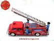 Le camion de pompiers a grande échelle en tôle de style jouet ancien