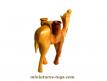 Un chameau transportant deux jarres en miniature réalisé en bois