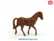 Un cheval marron en miniature plastique au 1/43e