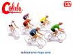 Un lot de 5 pelotons de 6 cyclistes miniatures en plastique par Cofalu au 1/32e