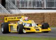 Une Formule 1 Renault RS 01/02 jaune en miniature Elf au 1/53e