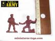 Un lot de 14 petits soldats au 1/35e moulés en plastique brun