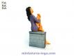 La figurine de la belle pin up Oriana dessinée par Manara et réalisée en résine