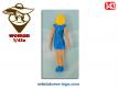 La figurine de femme blonde avec sa robe bleue en miniature métal au 1/43e