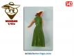 Une figurine de femme avec une robe verte en miniature métal au 1/43e
