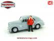 La figurine de l'homme au blouson rouge en miniature métal au 1/43e