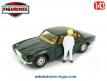 La figurine de l'homme en blanc et casquette jaune en miniature métal au 1/43e