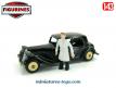 La figurine de l'homme a imperméable gris en miniature métal au 1/43e