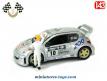 La figurine du pilote de course blond en miniature métal au 1/43e