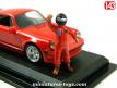 La figurine du pilote de course rouge casqué en miniature métal au 1/43e