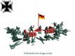 Un lot de 23 petits soldats allemands en plastique au 1/32e