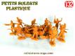 Un lot de 23 petits soldats US années 1980 en plastique brun au 1/32e