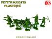 Un lot de 13 petits soldats années 1980 en plastique vert au 1/32e