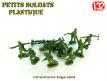 Un lot de 13 petits soldats années 1980 en plastique vert au 1/32e