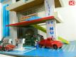 Le garage station services multi niveaux en miniature jouet années 1970 par Kad