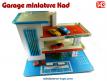 Le garage station services multi niveaux en miniature jouet années 1970 par Kad