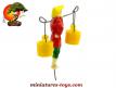 Le coolie veste rouge porteur double seaux du jardin japonais miniature