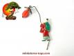 Le mandarin en costume rouge au lampion du jardin japonais miniature vintage