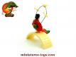 La geisha aux oiseaux assise sur le pont du jardin japonais miniature vintage
