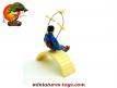 La geisha aux oiseaux assise sur le pont du jardin japonais miniature vintage