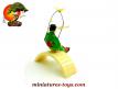 La geisha aux oiseaux assise sur le pont du jardin japonais miniature vintage